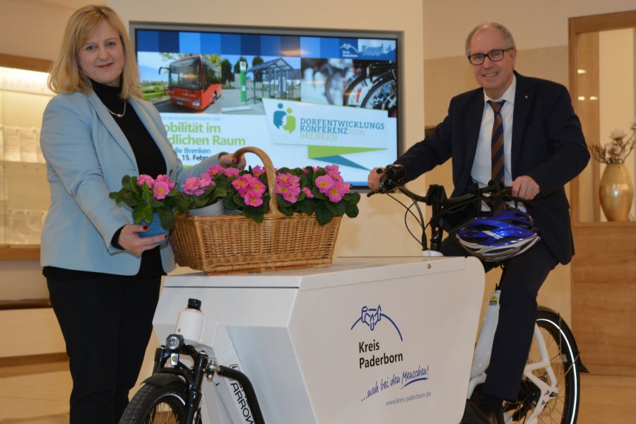E-Mobilität wie dieses Lastenfahrrad ist ein Baustein eines zukunftsorientierten Konzeptes, mobil und flexibel zu sein – Landrat Manfred Müller und Karin Wiemers von der Servicestelle Wirtschaft laden zur Dorfentwicklungskonferenz nach Büren-Brenken ein Bildrechte: Kreis Paderborn, Amt für Presse- und Öffentlichkeitsarbeit, Meike Delang E-Mobilität wie dieses Lastenfahrrad ist ein Baustein eines zukunftsorientierten Konzeptes, mobil und flexibel zu sein – Landrat Manfred Müller und Karin Wiemers von der Servicestelle Wirtschaft laden zur Dorfentwicklungskonferenz nach Büren-Brenken ein Bildrechte: Kreis Paderborn, Amt für Presse- und Öffentlichkeitsarbeit, Meike Delang